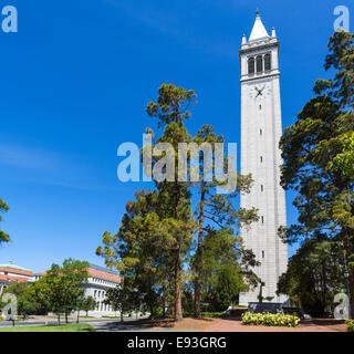 Sather Tower (campanile) presso la University of California di Berkeley, Berkeley, California, Stati Uniti d'America Foto Stock