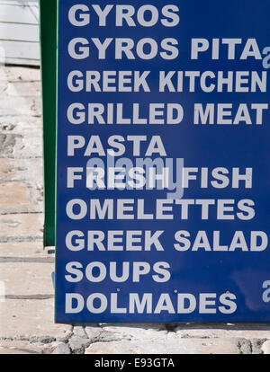 Scheda Menu pubblicità locale cibo greco al di fuori di un ristorante in isola di Samos Grecia Foto Stock