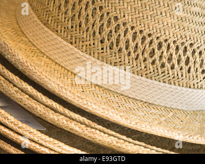 Chiudere fino a una pila di cappelli di paglia, pronto a proteggere i turisti dal sole estivo in Grecia Foto Stock