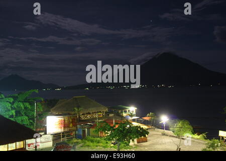 Una notte tempo di scena del Lago de Atitilan, in Guatemala, in 2006. Foto Stock