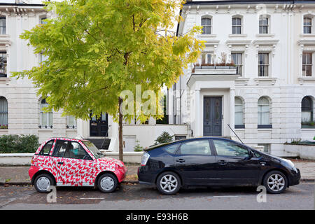 Micro elettrico auto e auto ibride con un albero verde Foto Stock