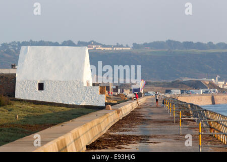 Le Don mare Hilton St Ouen bay e la casa bianca il National Trust for Jersey Foto Stock