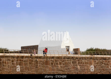 Le Don mare Hilton St Ouen bay e la casa bianca il National Trust for Jersey Foto Stock