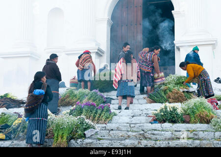 Venditori di fiori sui passi di Iglesia de Santo Tomas, Chiesa di San Tommaso, Chichicastenango, Guatemala Foto Stock