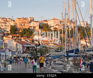 Nel tardo pomeriggio tramonto nel porto di Pythagorion sull isola di Samos in Grecia. I turisti, ristoranti e barche Foto Stock