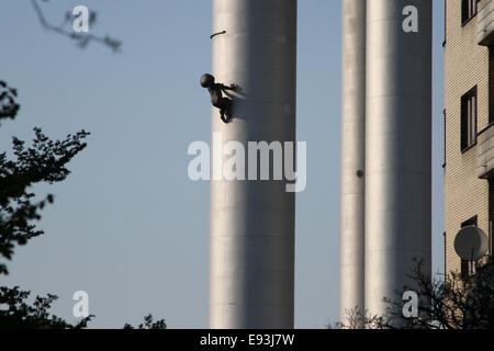 David Černý's Miminka neonati salire sulla torre della TV di Žižkov a Praga, Repubblica Ceca Foto Stock