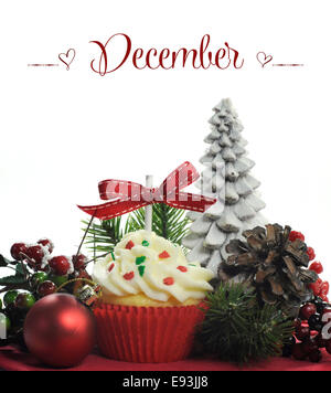 Bellissima vacanza di Natale tema tortina con fiori stagionali e decorazioni per il mese di dicembre Foto Stock