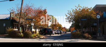 Guardando verso il basso historic Beaufort Street da Lexington Street presso le piccole imprese in Chapin Carolina del Sud in una giornata autunnale. Foto Stock