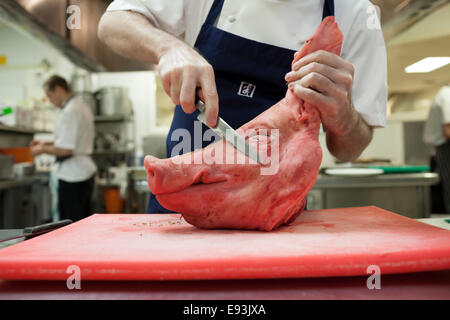 Una testa di suini nella cucina di Andrew Fairlie a Gleneagles Foto Stock