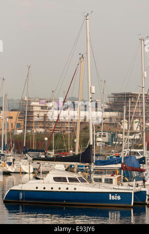 Il innocentemente denominato catamarano Isis ormeggiata in Penarth Marina, Cardiff Bay Foto Stock