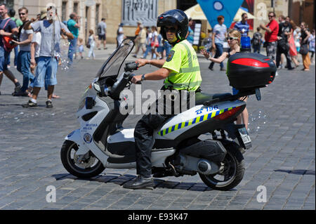 Un poliziotto sul motociclo di pattuglia nella Piazza della Città Vecchia di Praga, Repubblica Ceca. Foto Stock