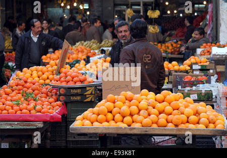 Orange venditori al mercato della frutta nel centro di Amman in Giordania Foto Stock