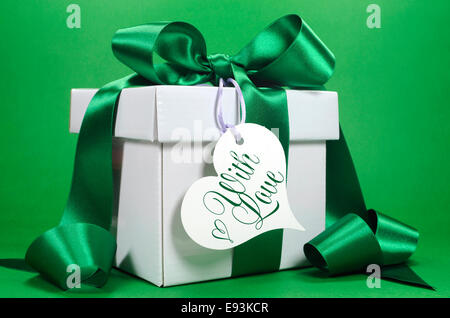 Bella e verde e bianco regalo con nastro di lusso e di amore cuore Foto Stock
