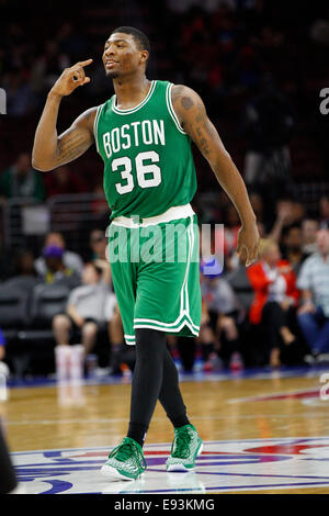 Ottobre 16, 2014: Boston Celtics guard Marcus Smart (36) reagiscono durante l'NBA preseason game tra i Boston Celtics e la Philadelphia 76ers presso la Wells Fargo Center di Philadelphia, Pennsylvania. I Celtics vinto 111-91. (Christopher Szagola/Cal Sport Media) Foto Stock