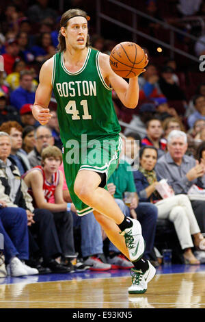 Ottobre 16, 2014: Boston Celtics center Kelly Olynyk (41) in azione durante l'NBA preseason game tra i Boston Celtics e la Philadelphia 76ers presso la Wells Fargo Center di Philadelphia, Pennsylvania. I Celtics vinto 111-91. (Christopher Szagola/Cal Sport Media) Foto Stock