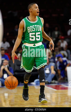 Ottobre 16, 2014: Boston Celtics guard Tim Frazier (55) in azione durante l'NBA preseason game tra i Boston Celtics e la Philadelphia 76ers presso la Wells Fargo Center di Philadelphia, Pennsylvania. I Celtics vinto 111-91. (Christopher Szagola/Cal Sport Media) Foto Stock