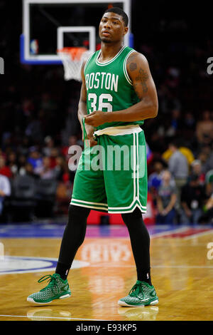 Ottobre 16, 2014: Boston Celtics guard Marcus Smart (36) si affaccia su durante l'NBA preseason game tra i Boston Celtics e la Philadelphia 76ers presso la Wells Fargo Center di Philadelphia, Pennsylvania. I Celtics vinto 111-91. (Christopher Szagola/Cal Sport Media) Foto Stock