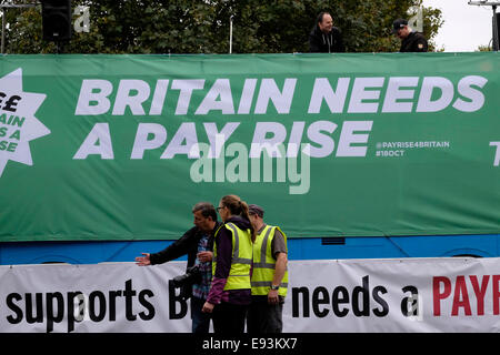 Londra, Regno Unito. Xviii oct, 2014. Migliaia di lavoratori di marzo e rallly nel centro di Londra per la Gran Bretagna ha bisogno di un aumento di stipendio, esige una migliore dei salari e di una estremità a zero ore contratti. Credito: Yanice Idir / Alamy Live News Foto Stock