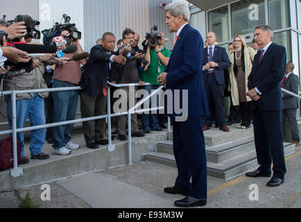 Stati Uniti Il segretario di Stato John Kerry, uniti dal Segretario degli esteri britannico Philip Hammond, indirizzi del Boston media dopo i due fatti un aspetto comune incentrato sul cambiamento climatico alla tecnologia eolica Testing Center di Boston, Massachusetts, il 9 ottobre Foto Stock