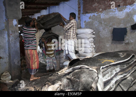 Dacca in Bangladesh. Xviii oct, 2014. I lavoratori che trasportano per elaborare le pelli degli animali macellati durante l'Eid Al Adha, presso una fabbrica di cuoio in Hazaribagh, Dhaka.La pelle del Bangladesh industria ha guadagnato 980.67 milioni di euro US dollar dalle esportazioni di cuoio e prodotti in cuoio in materia fiscale 20/12/2013, secondo il Bangladesh's Export Promotion Bureau © Zakir Hossain Chowdhury/ZUMA filo/Alamy Live News Foto Stock