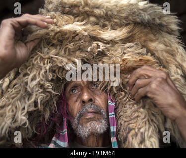 Dacca in Bangladesh. Xviii oct, 2014. I lavoratori che trasportano sulla testa per elaborare le pelli degli animali macellati durante l'Eid Al Adha, presso una fabbrica di cuoio in Hazaribagh, Dhaka.La pelle del Bangladesh industria ha guadagnato 980.67 milioni di euro US dollar dalle esportazioni di cuoio e prodotti in cuoio in materia fiscale 20/12/2013, secondo il Bangladesh's Export Promotion Bureau © Zakir Hossain Chowdhury/ZUMA filo/Alamy Live News Foto Stock