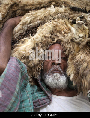 Dacca in Bangladesh. Xviii oct, 2014. I lavoratori che trasportano sulla testa per elaborare le pelli degli animali macellati durante l'Eid Al Adha, presso una fabbrica di cuoio in Hazaribagh, Dhaka.La pelle del Bangladesh industria ha guadagnato 980.67 milioni di euro US dollar dalle esportazioni di cuoio e prodotti in cuoio in materia fiscale 20/12/2013, secondo il Bangladesh's Export Promotion Bureau © Zakir Hossain Chowdhury/ZUMA filo/Alamy Live News Foto Stock