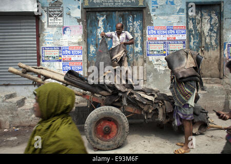 Dacca in Bangladesh. Xviii oct, 2014. I lavoratori che trasportano la pelle animale per elaborare macellati durante l'Eid Al Adha, presso una fabbrica di cuoio in Hazaribagh, Dhaka.La pelle del Bangladesh industria ha guadagnato 980.67 milioni di euro US dollar dalle esportazioni di cuoio e prodotti in cuoio in materia fiscale 20/12/2013, secondo il Bangladesh's Export Promotion Bureau © Zakir Hossain Chowdhury/ZUMA filo/Alamy Live News Foto Stock