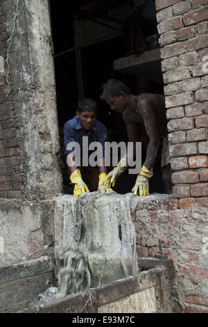 Dacca in Bangladesh. Xviii oct, 2014. Lavoratori a una conceria in fabbrica Hazaribagh. Dhaka's area Hazaribagh, ampiamente conosciuto per la sua industria di conceria, è stato elencato come uno dei dieci migliori luoghi inquinati sulla terra con 270 concerie registrati in Bangladesh e intorno al 90-95 percento sono situati in corrispondenza di Hazaribagh impiegando 8.000 a 12.000 persone. La produzione di cuoio include molte operazioni con diverse esposizioni, che possono essere dannose per la salute dei lavoratori e in particolare essere cancerogeno © Zakir Hossain Chowdhury/ZUMA filo/Alamy Live News Foto Stock