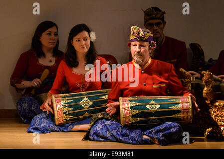 Londra, Regno Unito. Xviii oct, 2014. Lila Cita preforme a 'Indonesia Kontemporer 2014' a SOA, Università di Londra. Credito: Vedere Li/Alamy Live News Foto Stock