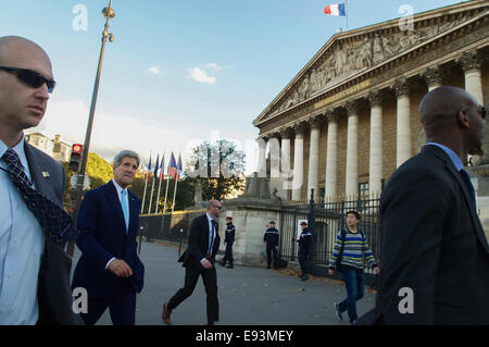 Stati Uniti Il segretario di Stato John Kerry passa le Assemblee Nationale come egli cammina al Quai d'Orsay a Parigi, Francia, per un incontro con il Ministro degli esteri francese Laurent Fabius su 13 Ottobre, 2014. Foto Stock