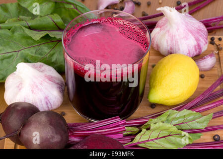 Spremuta di succo di barbabietole servita in un bicchiere Foto Stock