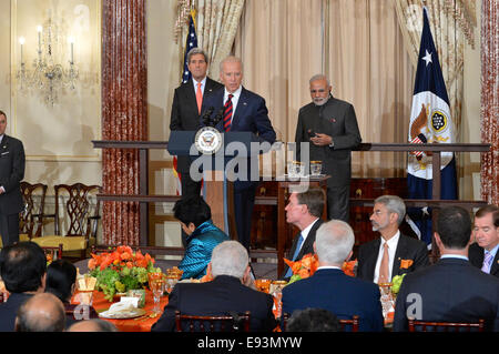 Stati Uniti Vice presidente Joe Biden offre un commento a un pranzo di lui co-ospitato con U.S. Il segretario di Stato John Kerry in onore della visita del Primo Ministro indiano Narendra Modi presso l'U.S. Il Dipartimento di Stato a Washington D.C., il 30 settembre 2014. Foto Stock