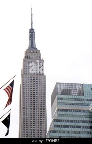 Empire State Building, da Macy's department store su 34th Street, New York City, Stati Uniti d'America Foto Stock