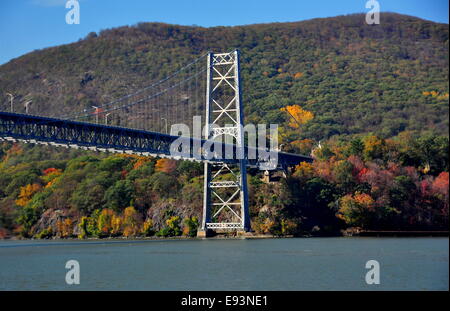 Bear Mountain, New York: Il Bear Mountain sospensione ponte sopra il fiume Hudson con spruzzi di colori autunnali Foto Stock