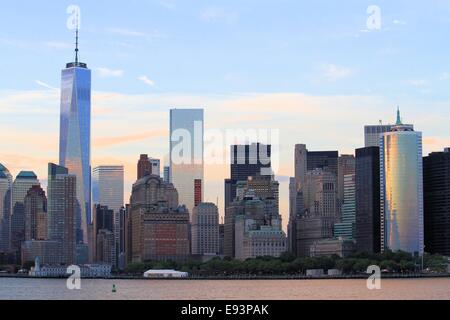 La parte inferiore di Manhattan skyline al tramonto, New York City, Stati Uniti d'America Foto Stock