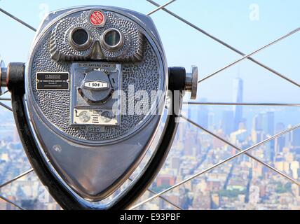 Il binocolo in cima all'Empire State Building, New York City, Stati Uniti d'America Foto Stock