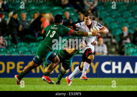 Leicester, Regno Unito. Xviii oct, 2014. Il rugby europeo Champions Cup. Leicester Tigers contro Ulster. Louis Ludik di Ulster Rugby è affrontato da Manu Tuilagi (13) e Giuliano Salvi di Leicester Tigers. Punteggio finale: Leicester Tigers 25-18 Ulster Rugby. Credito: Azione Sport Plus/Alamy Live News Foto Stock