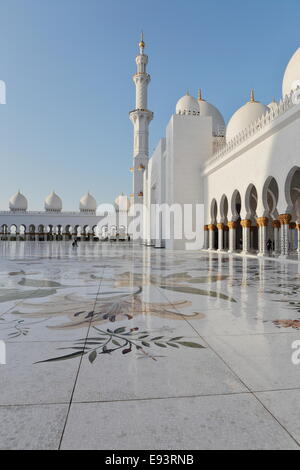Minareto e delle cupole della Sheikh Zayed Grande Moschea di Abu Dhabi, Emirati Arabi Uniti, vista dal cortile Foto Stock