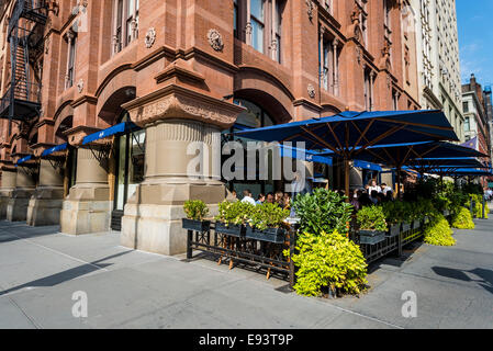 New York, NY 18 ott 1014 - Lafayette cafè sul marciapiede in Noho Foto Stock