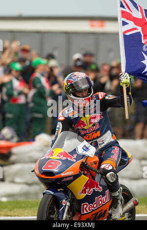 Phillip Island, Victoria, Australia. Il 19 ottobre, 2014. Jack australiano Miller celebra una vittoria in Moto3 categoria dell'Tissot Australian Motorcycle Grand Prix di Phillip Island. Miller strappato una stretta vittoria davanti al pubblico di casa davanti al rivale in campionato Alex Marquez. Credito: Russell Hunter/Alamy Live News Foto Stock