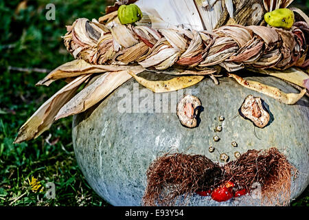 Zucche di Halloween fatte dai bambini con umorismo. Foto Stock