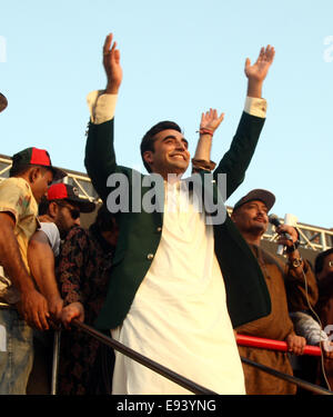 Di Karachi, Pakistan. Xviii oct, 2014. Bilawal Bhutto Zardari (C), il presidente del Pakistan Peoples Party (PPP), onde sostenitori come egli arriva ad un incontro pubblico nel sud del Pakistan città portuale di Karachi su 18 Ottobre, 2014. Decine di migliaia di sostenitori di PPP si sono riuniti a Karachi per mostrare il loro sostegno per Bilawal Bhutto Zardari, il figlio del paese del premier uccisa Benazir Bhutto, sull'avvio formale della sua carriera politica. Credito: Arshad/Xinhua/Alamy Live News Foto Stock