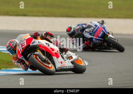 Phillip Island, Victoria, Australia. Domenica 19 Ottobre, 2014. La Spagna è Marc Marquez conduce Jorge Lorenzo durante le prime fasi dell'Tissot Australian Motorcycle Grand Prix. Marquez sensationally caduto nel condurre dieci giri in gara consegnando la vittoria di Valentino Rossi. Credito: Russell Hunter/Alamy Live News Foto Stock