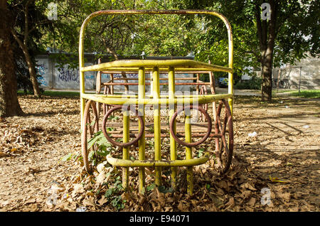 Parco giochi carrello giallo molla retrò close up Foto Stock