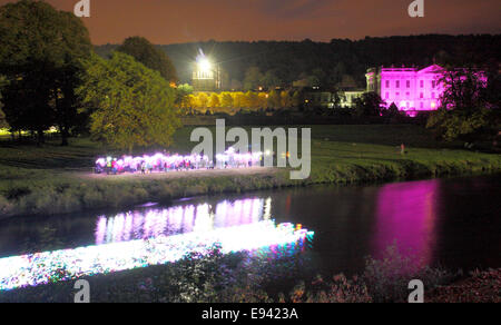 Chatsworth House costituisce lo sfondo per il Derwent impulso come esso scorre lungo il fiume Derwent, Peak District DERBYSHIRE REGNO UNITO Foto Stock