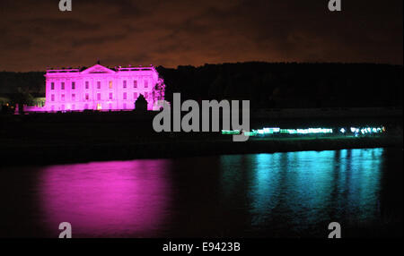 Chatsworth House costituisce lo sfondo per il Derwent impulso come esso scorre lungo il fiume Derwent, Peak District DERBYSHIRE REGNO UNITO Foto Stock