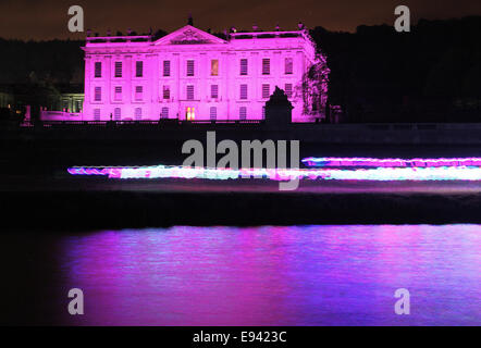 Chatsworth House costituisce lo sfondo per il Derwent impulso come esso scorre lungo il fiume Derwent, Peak District DERBYSHIRE REGNO UNITO Foto Stock