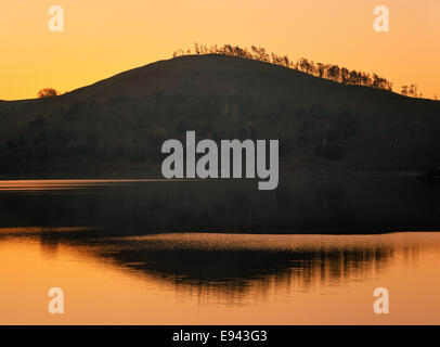 La riflessione di collina IN ACQUA AL TRAMONTO LLYN SERBATOIO CLYWEDOG POWYS Wales UK Foto Stock