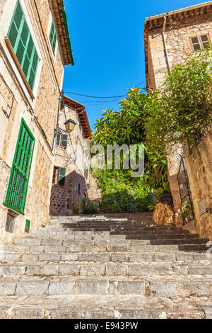 Corsia inclinata nel villaggio di Fornalutx, Maiorca, isole Baleari, Spagna Foto Stock