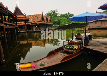 Tradizionale mercato galleggiante in Thailandia Foto Stock